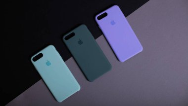 iPhone 7 +, iPhone 8 Plus için renkli orijinal çantalar. Elma aksesuarları. Cep telefonu mağazalarında satılık renkli telefon kılıfları. Kiev, Ukrayna 03.03.2020