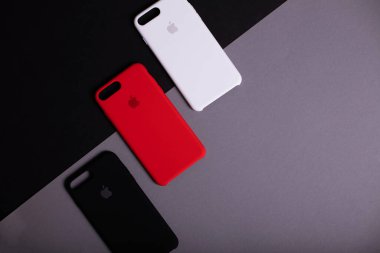 iPhone 7 +, iPhone 8 Plus için renkli orijinal çantalar. Elma aksesuarları. Cep telefonu mağazalarında satılık renkli telefon kılıfları. Kiev, Ukrayna 03.03.2020