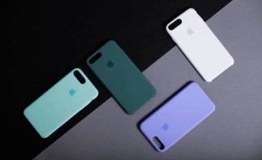 iPhone 7 +, iPhone 8 Plus için renkli orijinal çantalar. Elma aksesuarları. Cep telefonu mağazalarında satılık renkli telefon kılıfları. Kiev, Ukrayna 03.03.2020