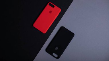 iPhone 7 +, iPhone 8 Plus için renkli orijinal çantalar. Elma aksesuarları. Cep telefonu mağazalarında satılık renkli telefon kılıfları. Kiev, Ukrayna 03.03.2020
