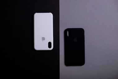 iPhone 7 +, iPhone 8 Plus için renkli orijinal çantalar. Elma aksesuarları. Cep telefonu mağazalarında satılık renkli telefon kılıfları. Kiev, Ukrayna 03.03.2020