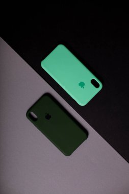 iPhone 7 +, iPhone 8 Plus için renkli orijinal çantalar. Elma aksesuarları. Cep telefonu mağazalarında satılık renkli telefon kılıfları. Kiev, Ukrayna 03.03.2020