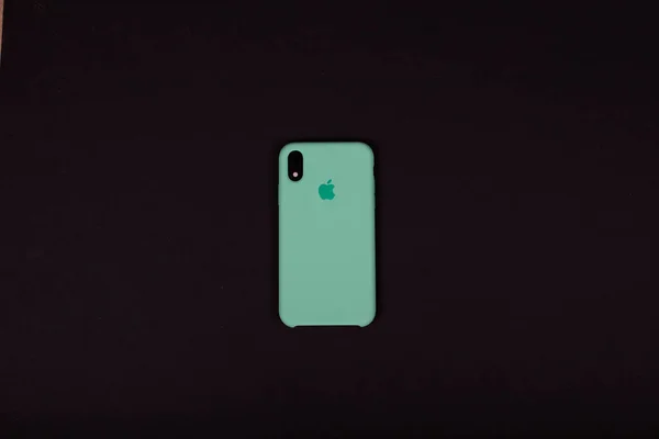 黒の背景に黒のIphone Apple Iphone Xrのロゴ Appleのロゴが入ったオリジナルのミントケースにブラックのIphone キエフ ウクライナ 2020 — ストック写真