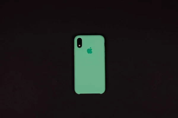 黑色背景的黑色Iphone 苹果的标志在苹果Iphone Xr的背面 黑色Iphone 原装薄荷盒 带有苹果标识 乌克兰基辅03 2020 — 图库照片