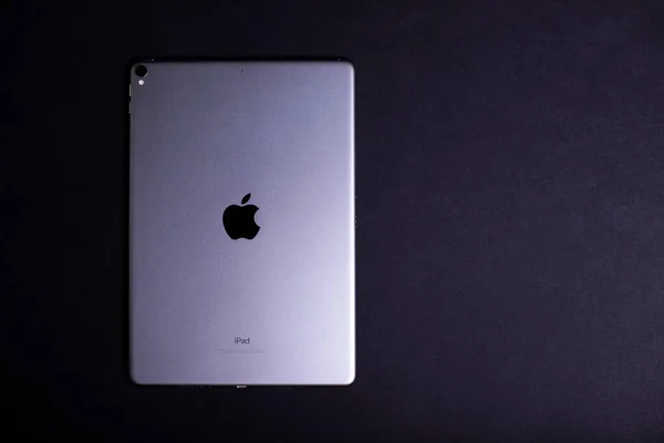 苹果的标志在后面的苹果Ipad Pro空间灰色黑色背景 苹果标志在刷铝的背景 乌克兰基辅03 2020 — 图库照片