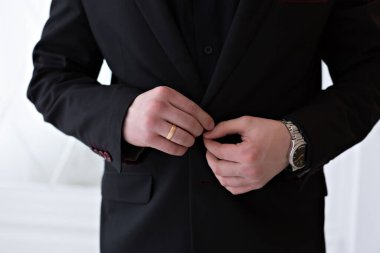 Damadın elleri kapalı takım elbise