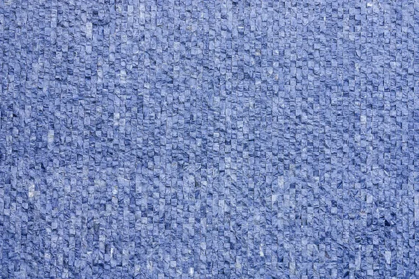 Ein Fragment einer dekorativen Wandoberfläche kleine quadratische Marmorfliesen — Stockfoto