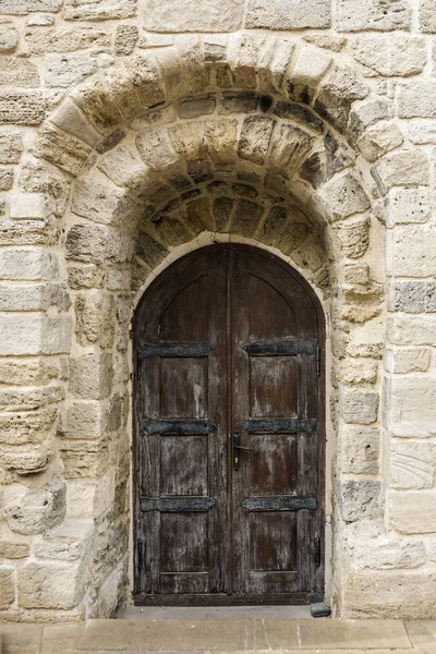 Büyük Güzel Ahşap Kapı Eski Binanın Duvarında Yakın Çekim — Stok fotoğraf