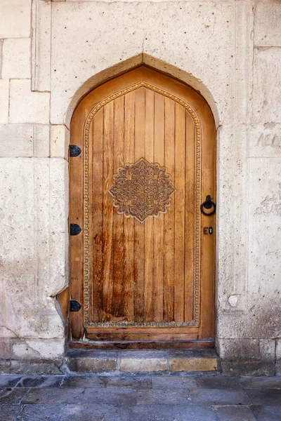 Grande Bella Porta Legno Nel Muro Del Vecchio Edificio Vicino — Foto Stock