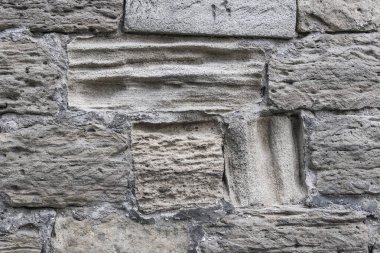 Antik çökmekte taşlar eski kale duvarında yer alır. Bakı. Azerbaycan.