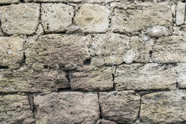 Antik çökmekte taşlar eski kale duvarında yer alır. Bakı. Azerbaycan.   