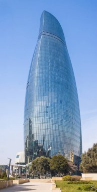 Güzel, yüksek katlı, zarif binalar yüksek bir dağın üzerinde duruyor. Kentin ve denizin cam Windows yansıması