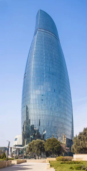 Güzel Yüksek Katlı Zarif Binalar Yüksek Bir Dağın Üzerinde Duruyor — Stok fotoğraf