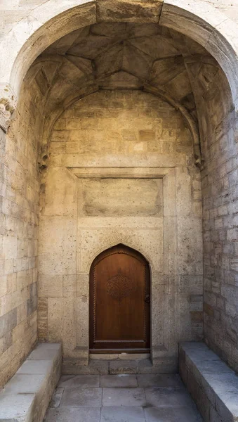 Giriş Kapısı Eski Taş Duvardaki Müslüman Camii Yol Açar Bakı — Stok fotoğraf