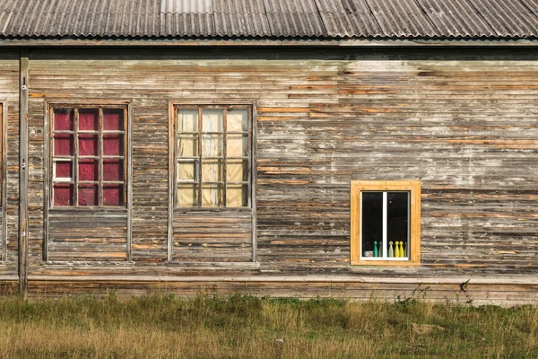古い住宅木造住宅 天候の塗料で損傷した古い屋根と窓や壁 閉じるために ロシアのArkhangelsk地域の路上で — ストック写真