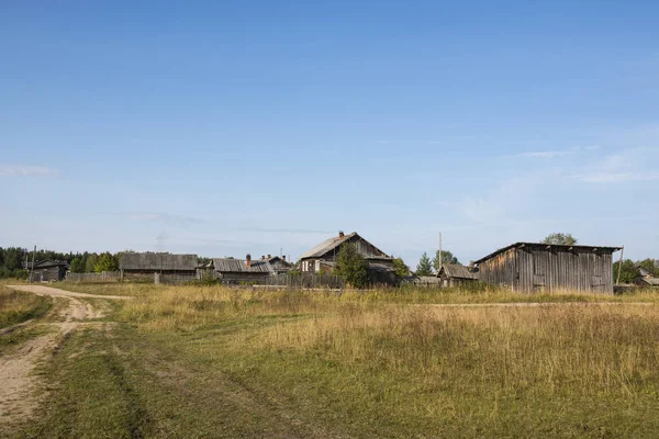 古い住宅木造住宅 天候の塗料で損傷した古い屋根と窓や壁 閉じるために ロシアのArkhangelsk地域の路上で — ストック写真