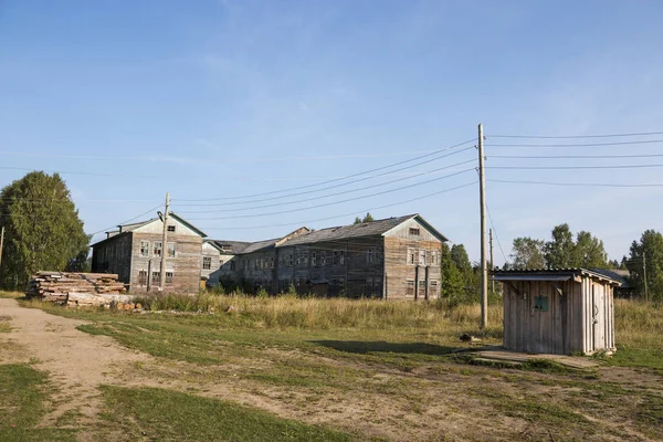 古い住宅木造住宅 天候の塗料で損傷した古い屋根と窓や壁 閉じるために ロシアのArkhangelsk地域の路上で — ストック写真