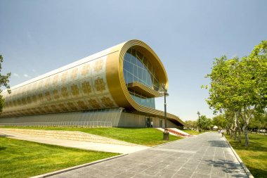 Bakü Azerbaycan - Temmuz 07 2014: Azerbaycan Halı Müzesi Azerbaycan halılarını ve çeşitli dokuma teknikleri ve malzemelerini sergiliyor. Bakü Azerbaycan 'da halı müzesi bulunmaktadır.