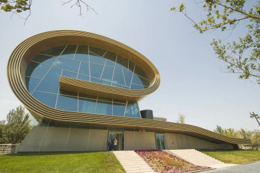 Bakü Azerbaycan - Temmuz 07 2014: Azerbaycan Halı Müzesi Azerbaycan halılarını ve çeşitli dokuma teknikleri ve malzemelerini sergiliyor. Bakü Azerbaycan 'da halı müzesi bulunmaktadır.