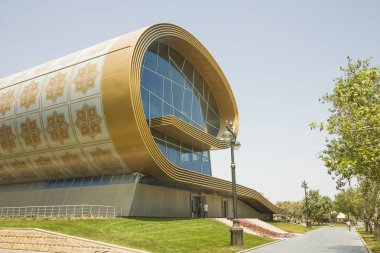 Bakü Azerbaycan - Temmuz 07 2014: Azerbaycan Halı Müzesi Azerbaycan halılarını ve çeşitli dokuma teknikleri ve malzemelerini sergiliyor. Bakü Azerbaycan 'da halı müzesi bulunmaktadır.