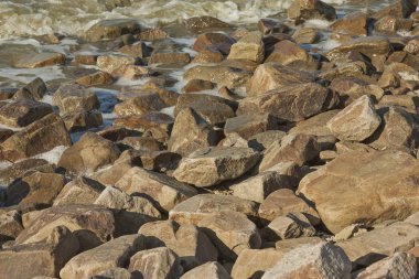 Doğal taşların yapısını yakından takip et. Taşlar üst üste yığılmış.