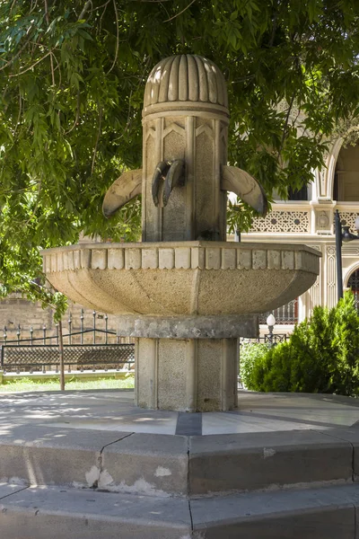 Hermosa Fuente Piedra Jardín Del Gobernador Bakú Azerbaiyán Fuente Primer — Foto de Stock