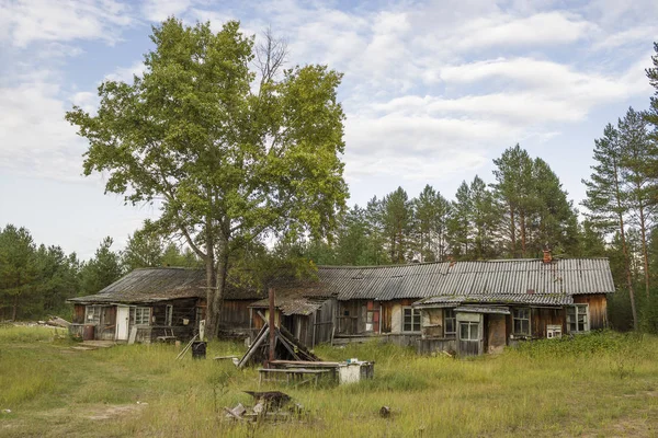 Vieilles Maisons Bois Résidentielles Fenêtres Murs Avec Vieux Toit Endommagé — Photo