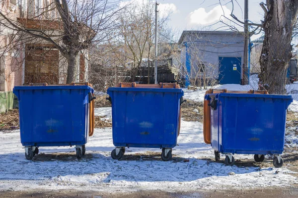 Mülltonnen Voller Müll Müllbehälter Für Die Sammlung Von Hausmüll lizenzfreie Stockfotos
