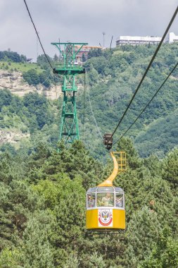 Pyatigorsk 'ta. Rusya Federasyonu, Pyatigorsk - 06 Temmuz 2017; insanlar teleferiğin taksisine biniyor. Yüksek bir dağa gezintiye çıkmış mutlu insanlar.. 