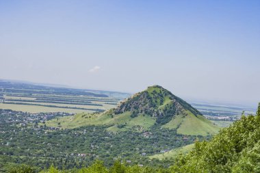Besh-Tau dağının yüksek bir noktasından Scabby Dağı ve Mangy Panorama vadisi. Kafkas Mineral Suları.