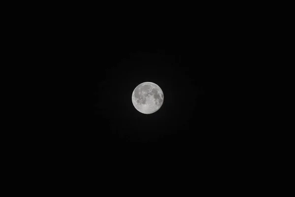 Una Foto Muy Detallada Una Luna Llena Brillante Cielo Nocturno —  Fotos de Stock
