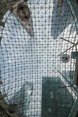 Rusya, Moskova, 25 Haziran 2019 güzel, yüksek binalar yüksek bir dağın tepesinde duruyor. Şehrin yansıması ve binanın camlarında deniz yansıması. .