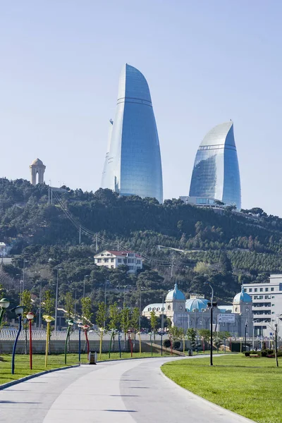 Azerbaiyán Bakú Abril 2017 Bellos Gran Altura Elegantes Edificios Pie — Foto de Stock