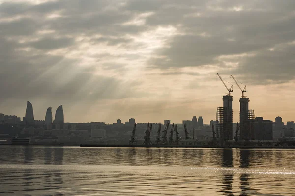 Panorama Ciudad Bakú Bahía Bakú Día Nublado Atardecer Los Rayos — Foto de Stock