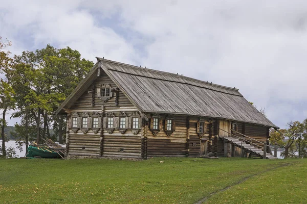 Stare Rosyjskie Drewniane Domy Położone Wyspie Kizhi Rezerwat Muzeum Kizhi — Zdjęcie stockowe
