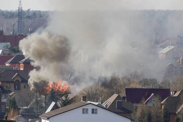 Rauch Einem Wohndorf Zwischen Brennenden Häusern Häuser Vor Dem Hintergrund lizenzfreie Stockfotos