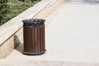 Ev atıklarını toplamak için kullanılan çöp konteynerleri. Şehrin sokaklarına konmuş çöp bidonları.