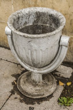 Ev atıklarını toplamak için kullanılan çöp konteynerleri. Şehrin sokaklarına konmuş çöp bidonları.