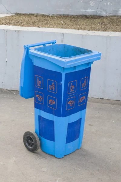 쓰레기를 모으는데 사용되는 쓰레기 도시의 거리에 쓰레기 — 스톡 사진