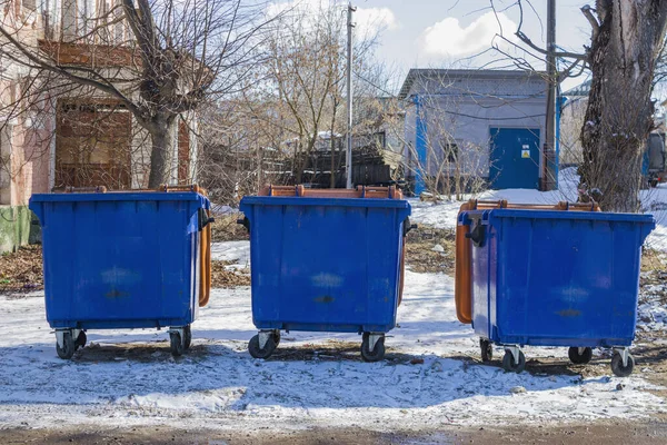 Ev atıklarını toplamak için kullanılan çöp konteynerleri. Şehrin sokaklarına konmuş çöp bidonları.