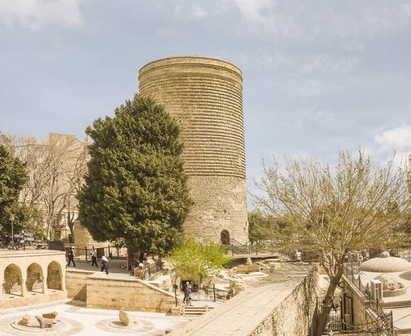 旧城区的一座巨大的石塔 — 图库照片
