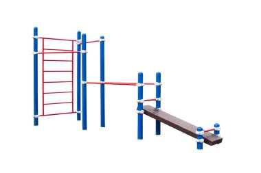 Bahçeye jimnastik eğitimi için jimnastik ekipmanları yerleştirildi.