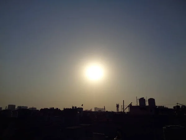 高層ビル青い空と日の出の夕日 — ストック写真