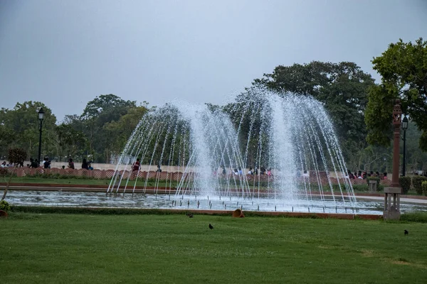 Fuente en el parque que fluye el agua —  Fotos de Stock