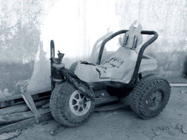 Terk edilmiş çocuklar kırık bir bisiklet artık kullanılmıyor.