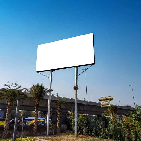 Leere Werbetafel Straßenrand Gute Sicht Gegen Klaren Himmel — Stockfoto