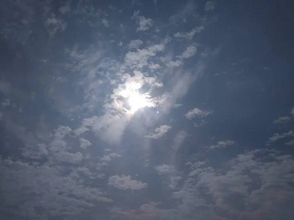 Ciel Bleu Dramatique Nuages Rayon Soleil — Photo