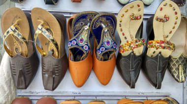 Sokakta satılan kadınlar tezgahta sergilendi