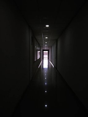 Karanlık evde kapıya giden yol korkunç görünen konsept.