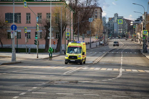 Een Gele Ambulance Moskou Rusland Covid Quarantaine April 2020 — Stockfoto